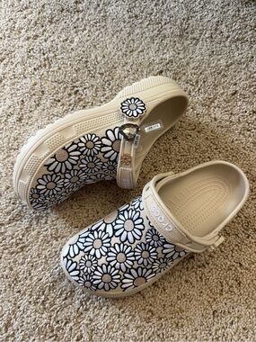 NWOT Crocs Classic Crafted Daisy Clog Men's 9 Women's 11 with 2 Free Jibbitz